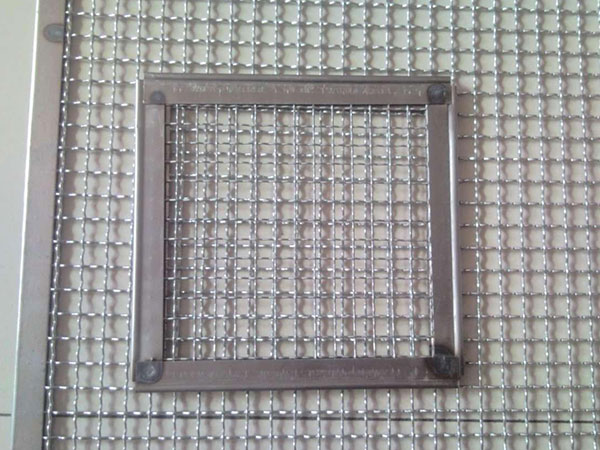 包邊軋花網 - 安平縣威馳金屬絲網製品有限公司